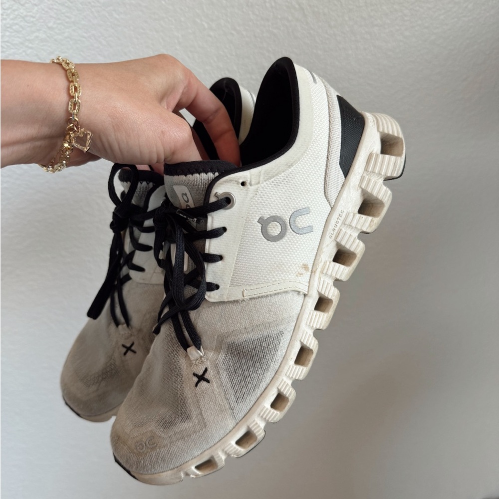 Size 9 On Cloud sneakers!